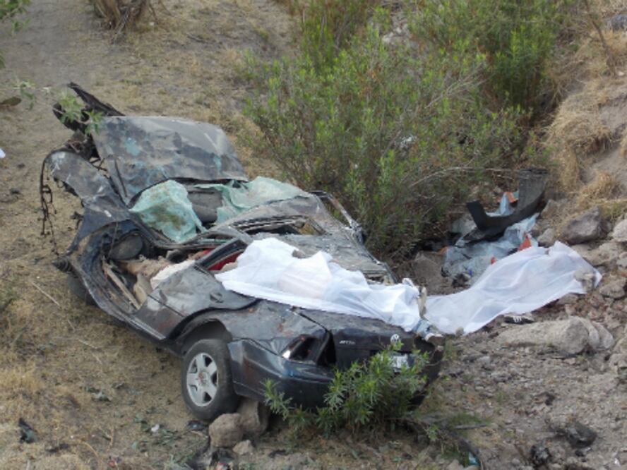 Fallecen tres jóvenes en volcadura