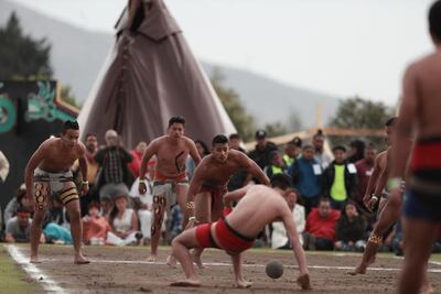 Jóvenes buscan rescatar el juego de pelota