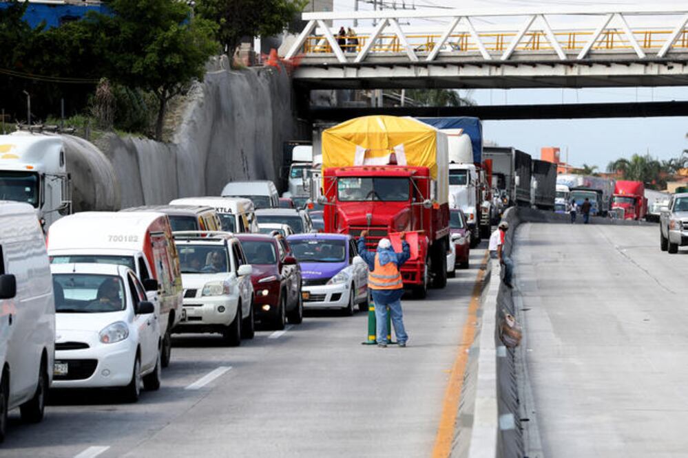 El Colegio de Ingenieros del Estado de Morelos realiza los trabajos periciales para conocer los motivos que provocaron el socavón en el kilómetro 93 (ESPECIAL)