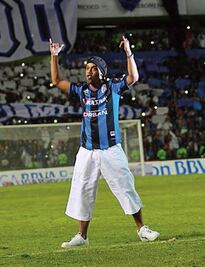 Le dan la bienvenida como Gallo