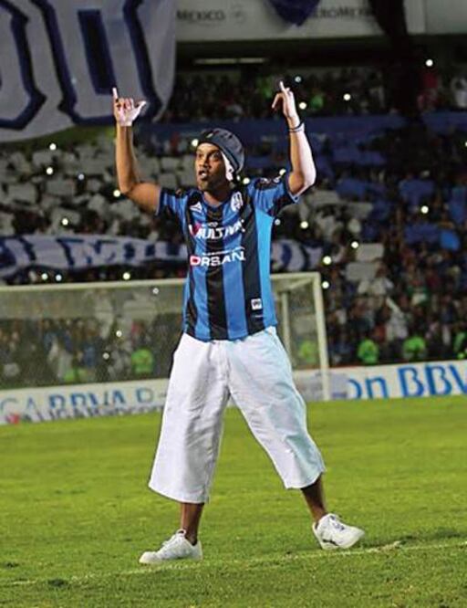 Le dan la bienvenida como Gallo