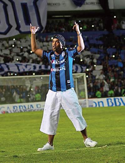 Le dan la bienvenida como Gallo