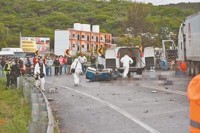 Camioneta choca contra tráiler; mueren 7 jóvenes