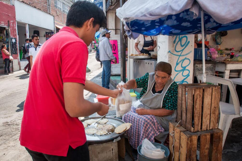 A diferencia de María, quien trabaja en el mercado, Helena se instala en el tianguis para ofrecer gorditas de maíz quebrado (RICARDO LUGO. EL UNIVERSAL)