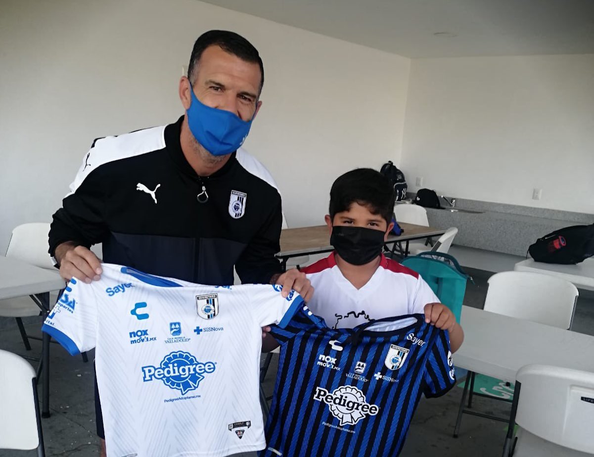 Tito Villa aplaude a niño que protegió a hincha de Atlas, en el Corregidora