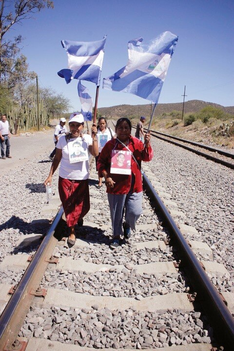 Arriba caravana de madres  migrantes