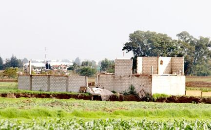 Socavón en Puebla derrumba recámara y barda de casa en riesgo de ser “tragada”