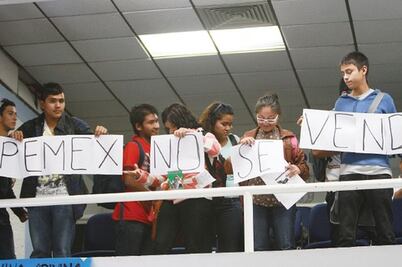 Estudiantes increpan a Domínguez