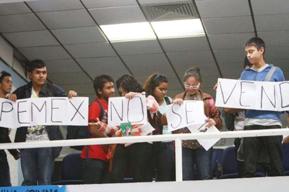 Estudiantes increpan a Domínguez