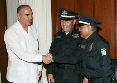 Reconoce gobernador a policías 