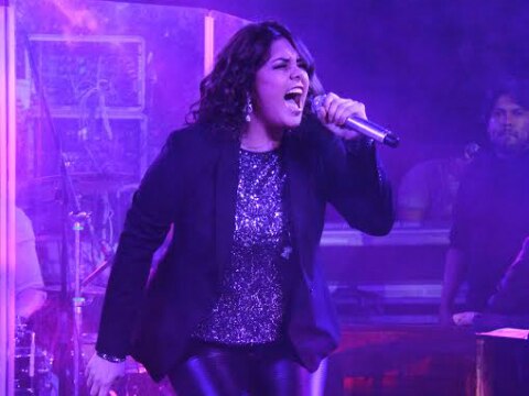 Yuridia sorprende a fans en Querétaro