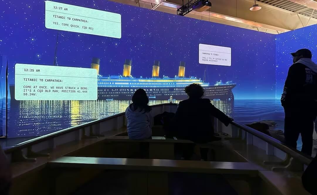 Durante las proyecciones, se muestran mensajes de ayuda desde el Titanic y las respuestas de barcos cercanos. Foto: Omar Moreno. El Universal