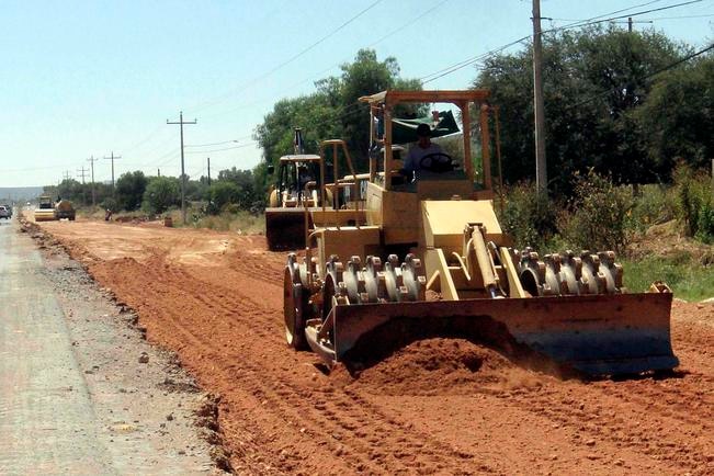 Con cuadrillas y maquinaria hacen frente a fuertes lluvias