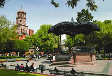 40% de empleo en comercio y servicios