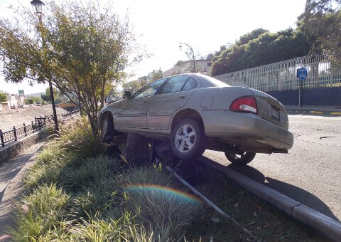 Auto pierde el control en Av. Universidad
