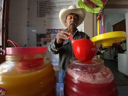 No deja morir el pulque, herencia de su padre 