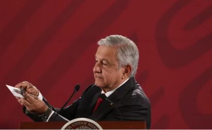 AMLO muestra cámara encontrada en una sala de Palacio Nacional