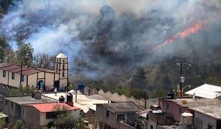 Evacuan comunidades por incendios forestales