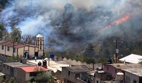 Evacuan comunidades por incendios forestales