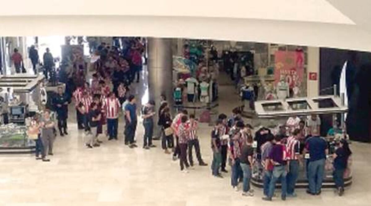 La afición chiva se ‘acaba’ los boletos