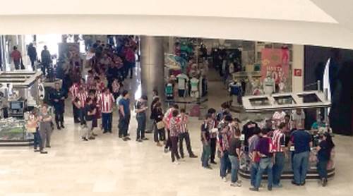 La afición chiva se ‘acaba’ los boletos