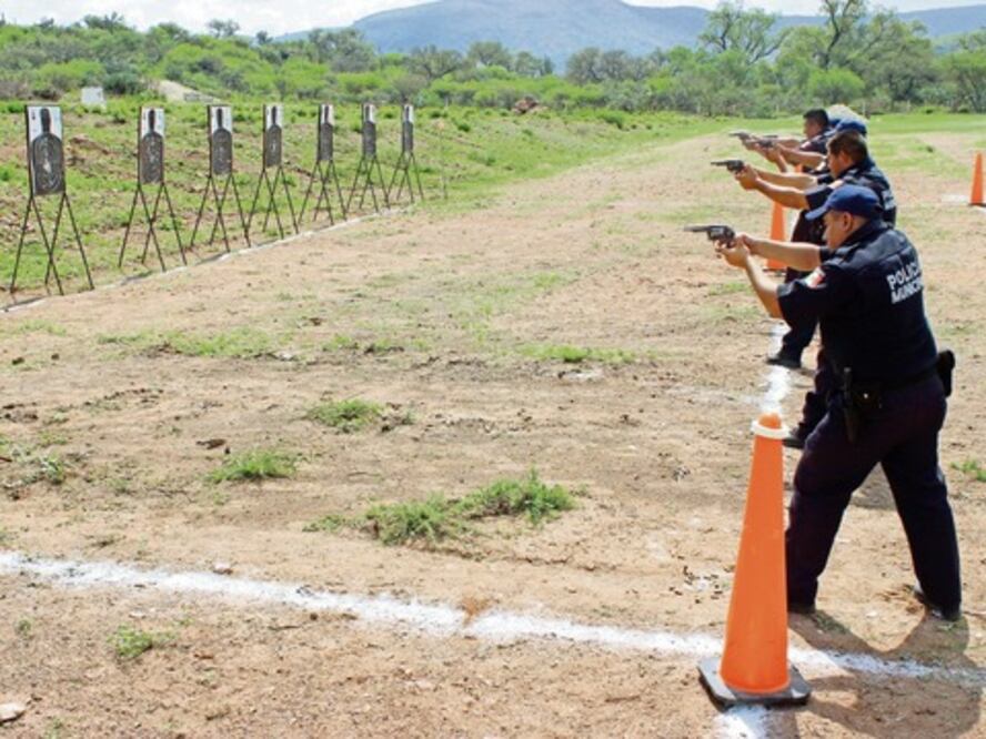 Capacitan a la policía serrana