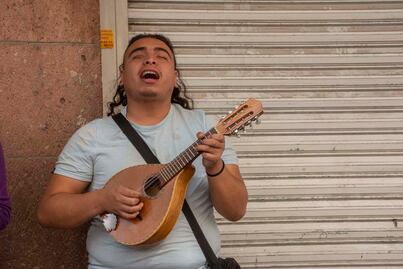 Daniel, el masoterapeuta que canta en las calles de Querétaro para mantener a su familia