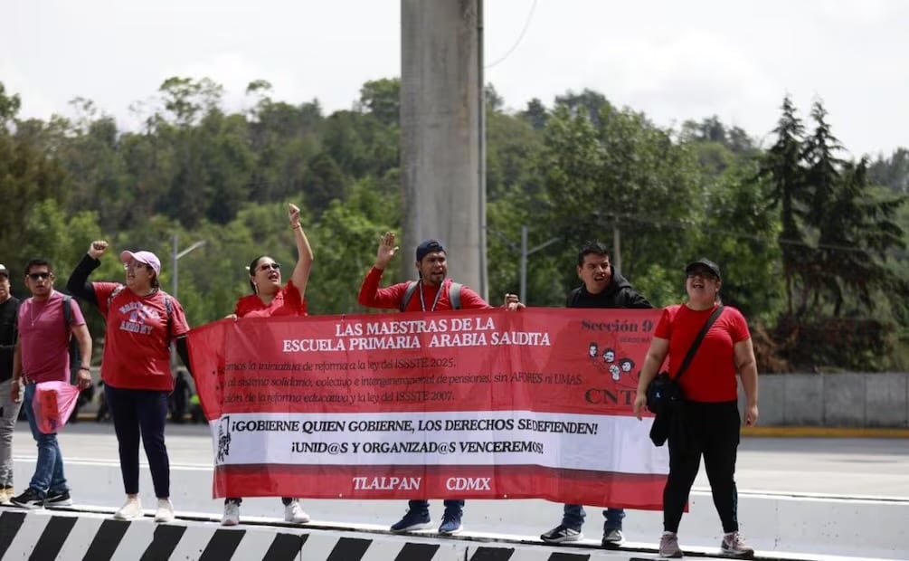 Maestros de la CNTE protestan en la caseta de la autopista México-Cuernavaca y dejan el paso libre a los vehículos (04/06/2026). Foto: Diego Simón Sánchez / EL UNIVERSAL