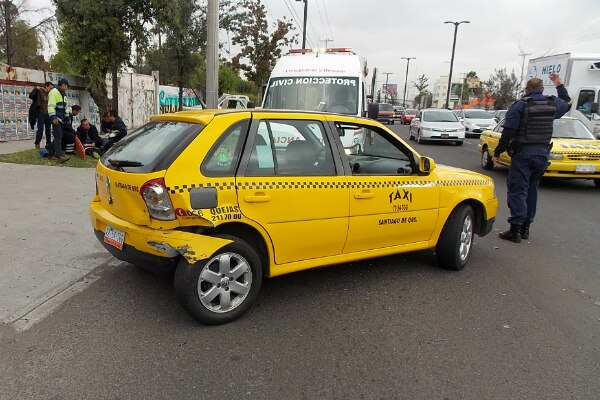 Vuelca taxi en Paseo Constituyentes