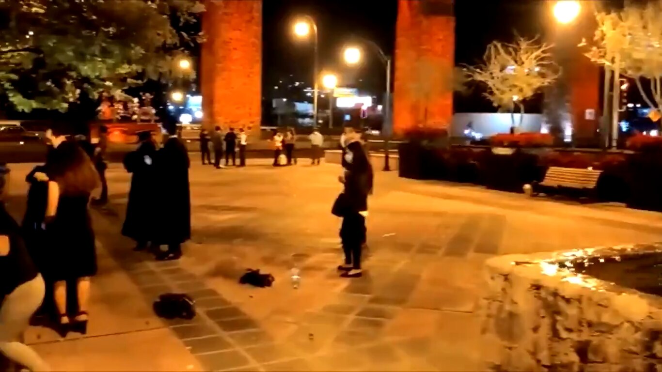 Con toga y birrete, les cancelan foto de graduación por no mantener la sana distancia