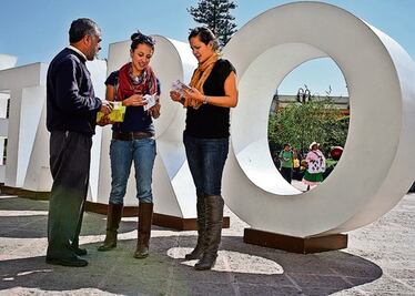 Recorre las calles vendiendo sus poemas