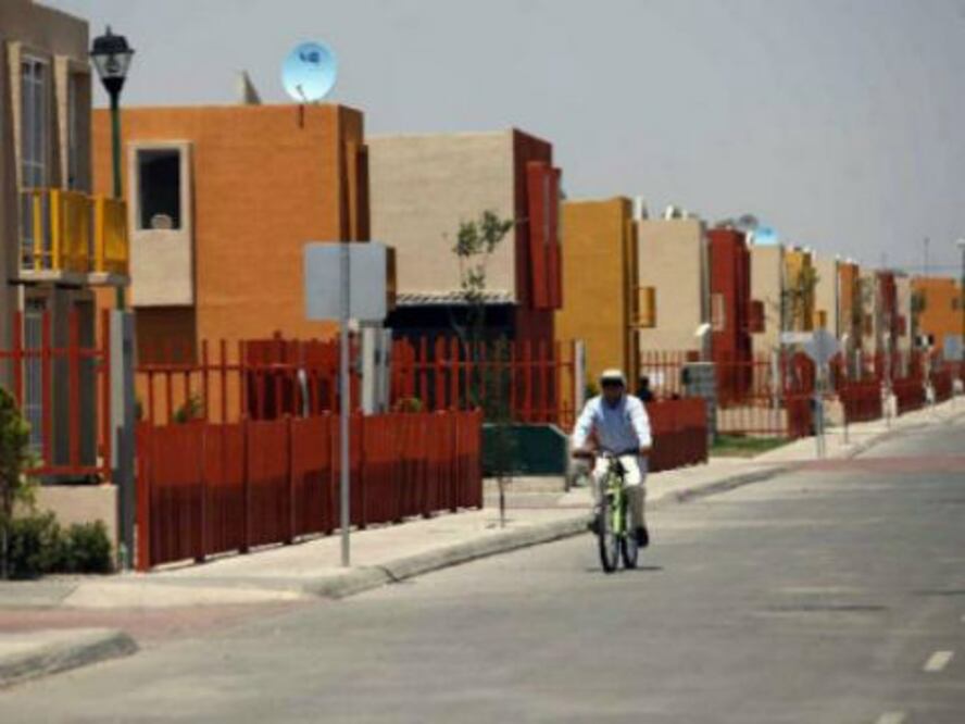 Enrique González visita colonia de INFONAVIT