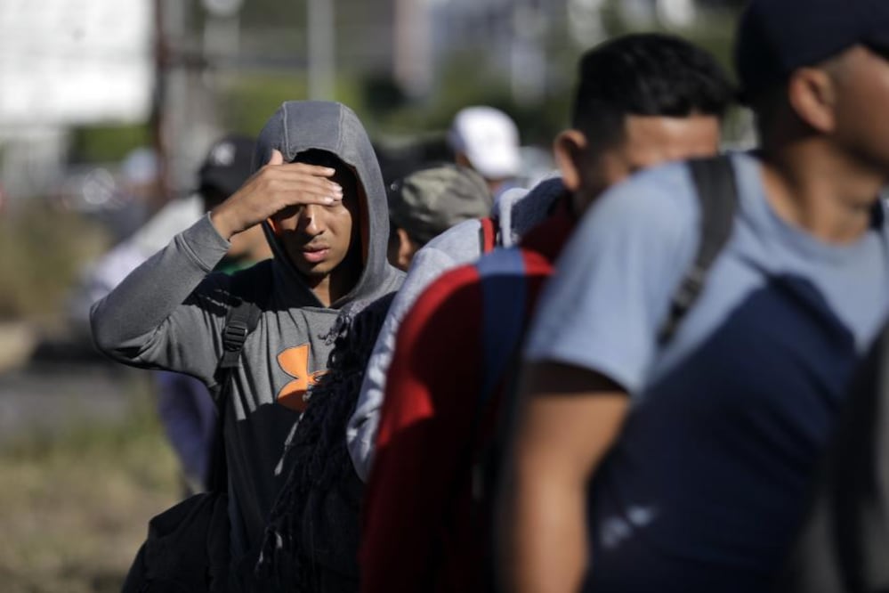 Llegan cansados, se descalzan, se dan masaje en los pies. Sus rostros reflejan cansancio. Los integrantes de la segunda Caravana Migrante llegan a Querétaro.
