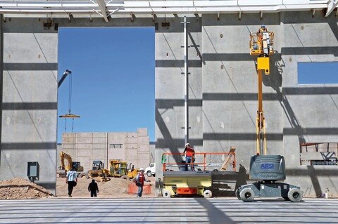 Constructores esperan que obras lleguen