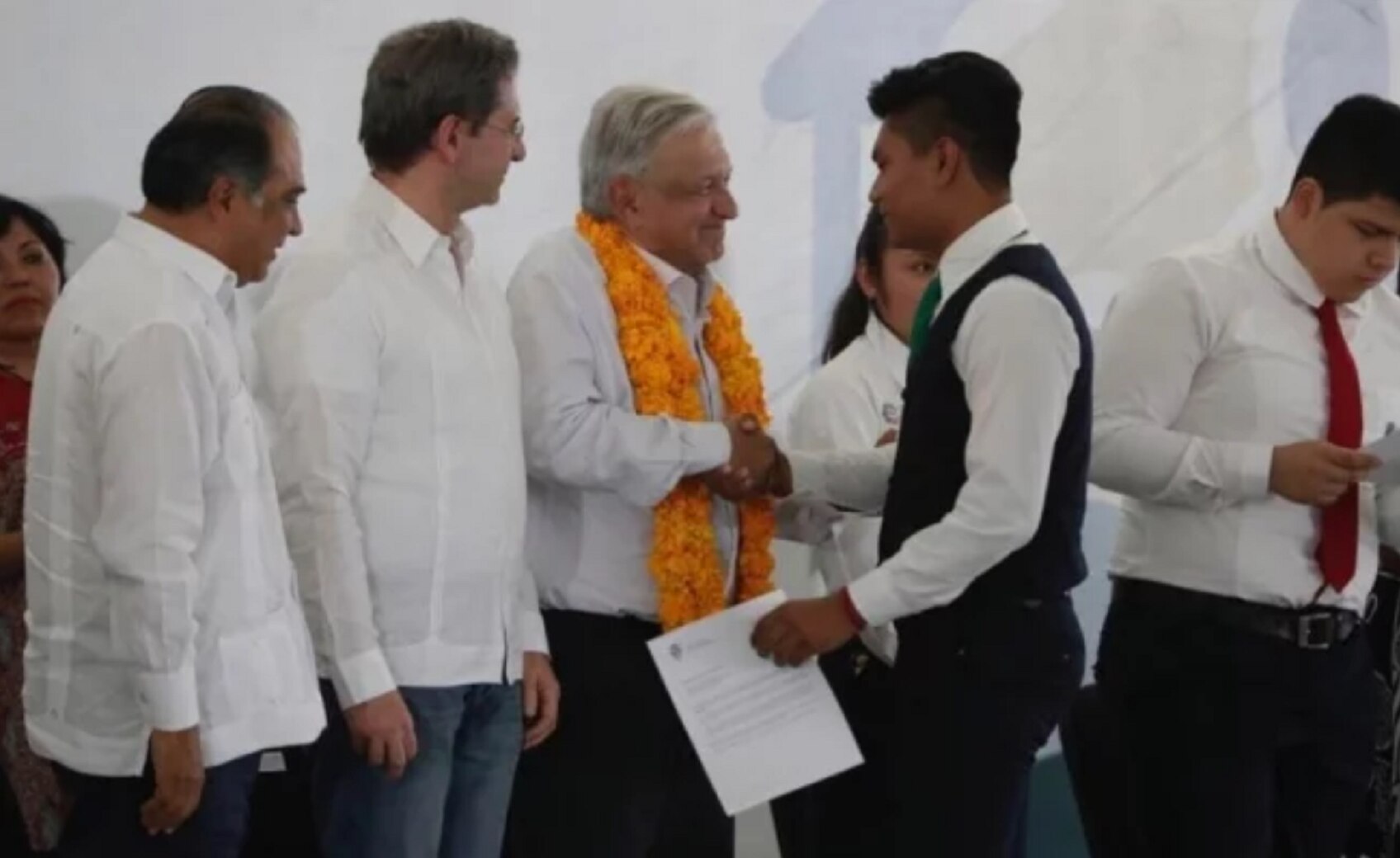 AMLO ofrece protección a quien informe del caso Ayotzinapa