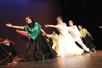 Festejan con bailes de bodas