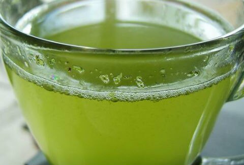 Joven y delgada con té verde