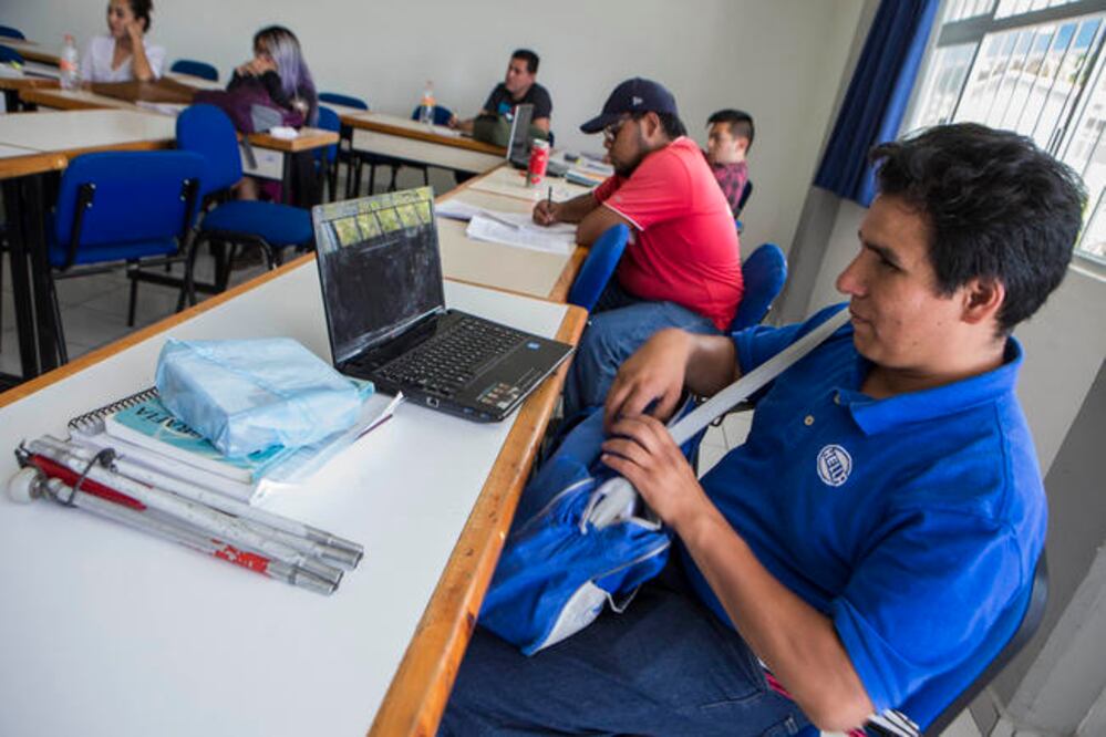 Reynaldo esta por terminar la carrera de Comunicación y Periodismo y en la UAQ, gracias a sus compañeros de la carrera él ha podido continuar con sus estudios, sin ningún problema, “ (Fotos: DEMIÁN CHAVEZ)