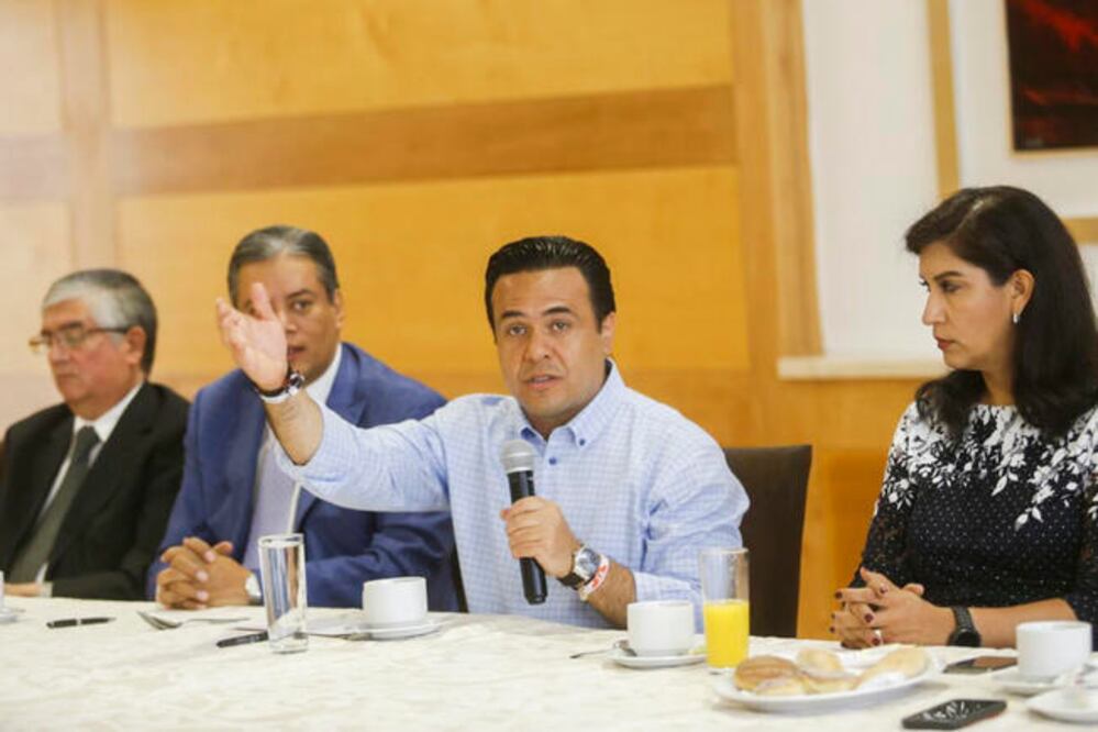 Los egresados del ITQ propusieron a Luis Nava esquemas de apoyo al emprendurismo, tanto para estudiantes como para egresados.