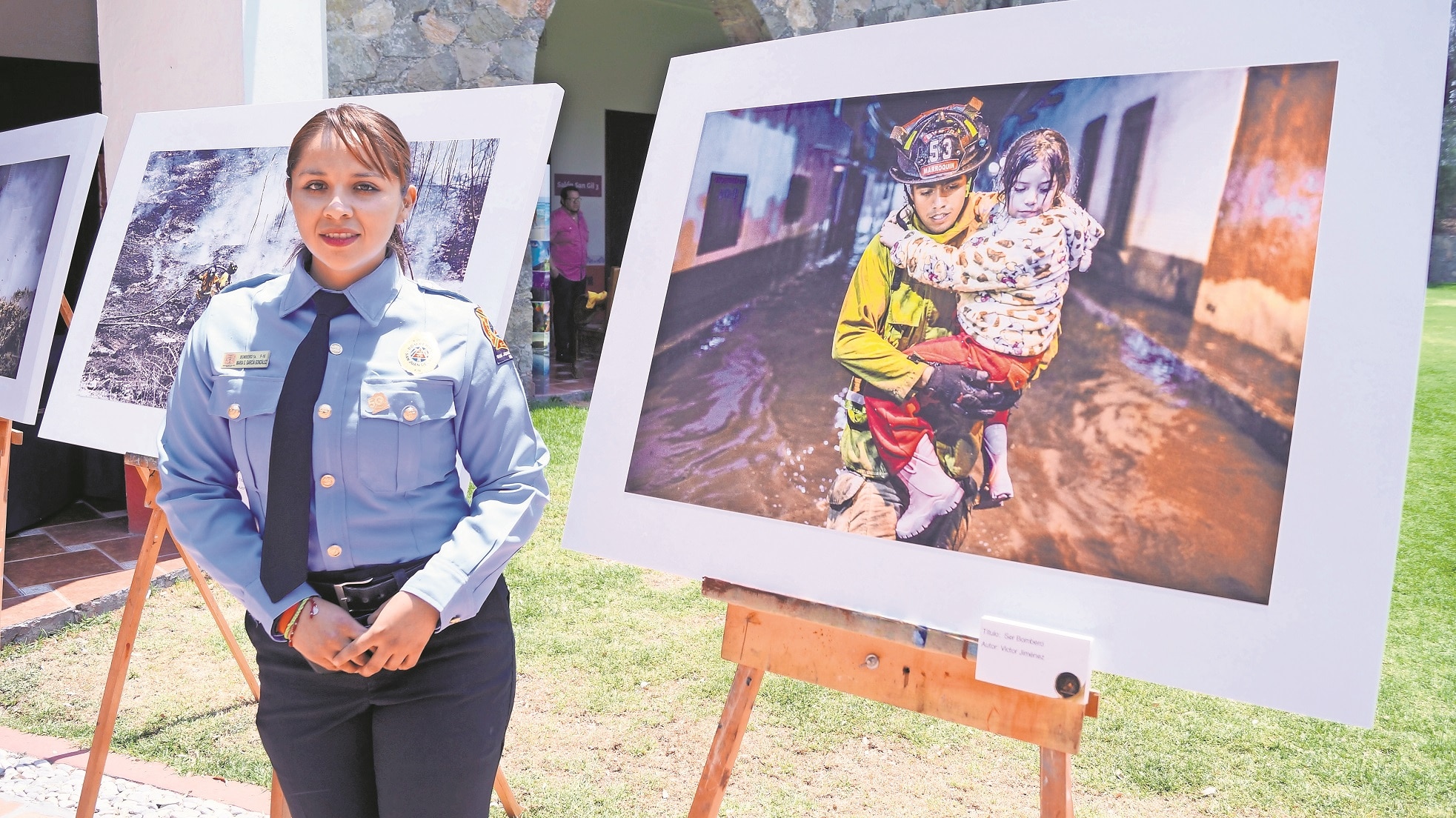 Una muestra itinerante de fotografías dedicada a los bomberos y a la memoria del fotoperiodista Martín Estrella recorre secundarias y recintos.