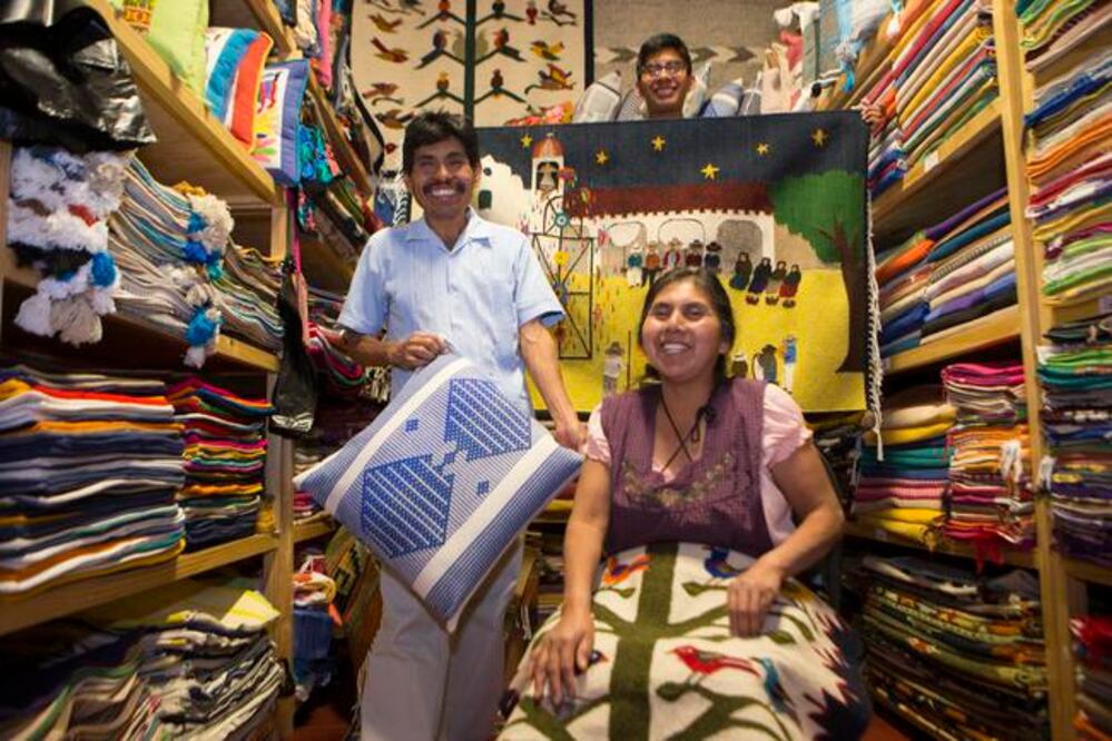 En un espacio de cuatro metros de largo y dos de ancho, Los Contreras Vicencio exhiben telas de todos colores, fabricadas a la manera artesanal, que incluye machacar a las cochinillas del nopal (DEMIAN CHÁVEZ. EL UNIVERSAL)