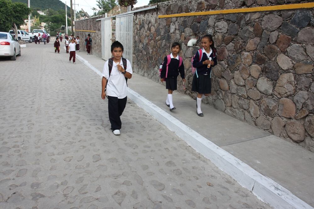 Entregan obra de urbanización y electrificación en Santa Rosa