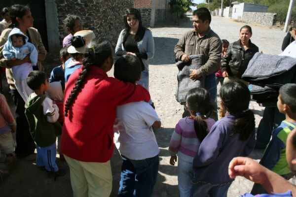 Entregan cobijas en Tequisquiapan
