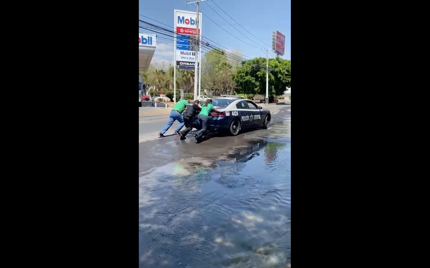 Candidata del PVEM empuja y auxilia a patrulla de la Policía Estatal