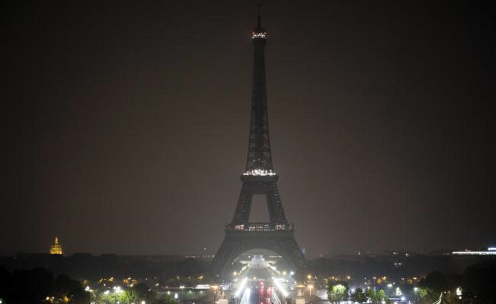 Torre Eiffel apaga sus luces por víctimas de Las Vegas