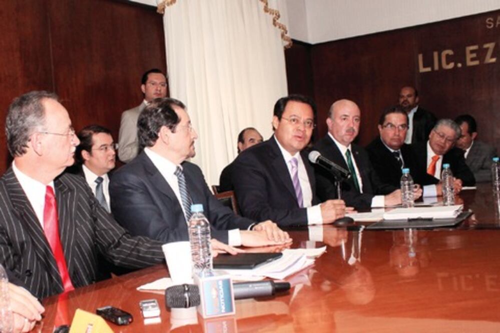 Firman iniciativa de ley para juicios orales