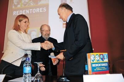 Krauze recibe premio Caballero Bonald