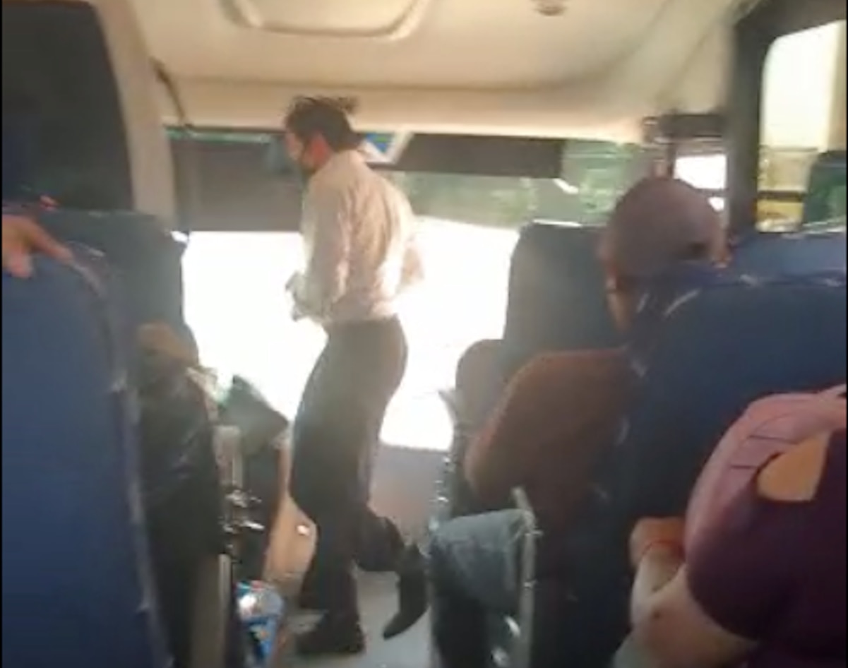 Chofer con pasaje, frena y baja a comprar un frapé en plena carretera 57, en Querétaro 