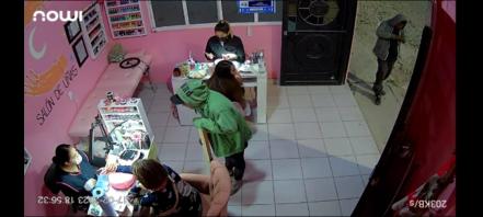 Armado con un palo, sujeto asaltó un salón de uñas en Querétaro 
