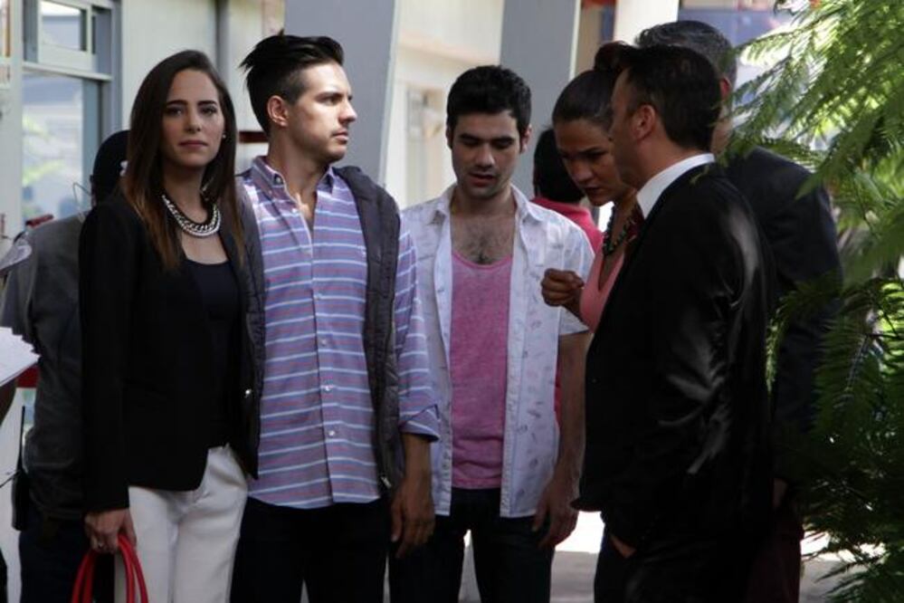 Laura Montijano y Vadhir (segundo de izq. a der.) estelarizan la serie basada en la vida los hermanos Rodríguez (CARLOS MEJIA. EL UNIVERSAL)